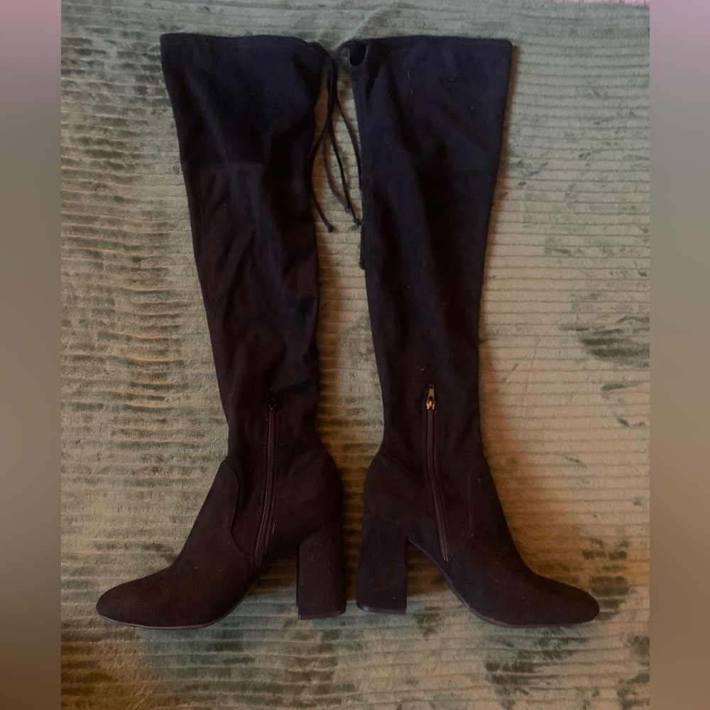 Knee high zipper black boots